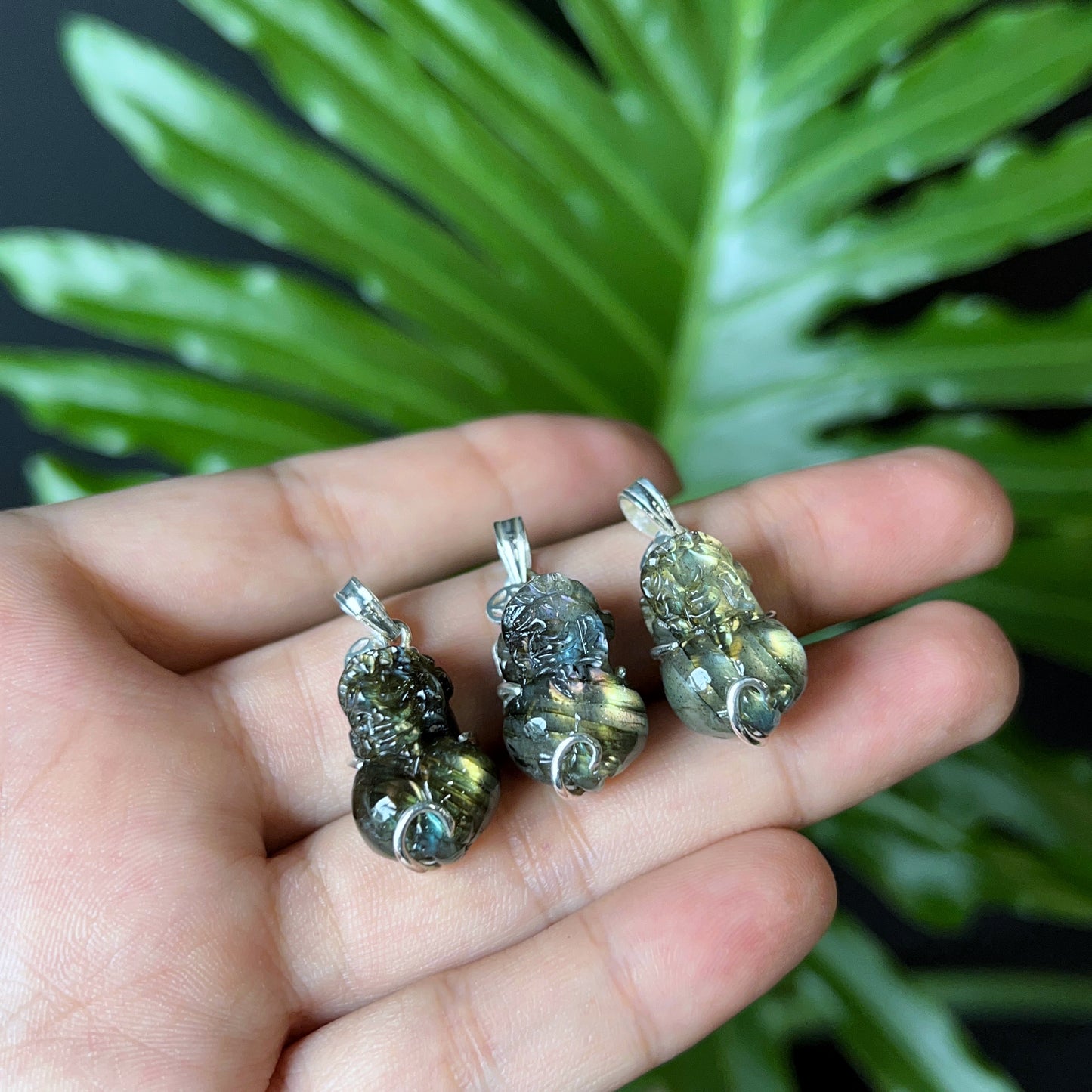 Pendentif Labradorite Pixiu dans un cadre argenté simple