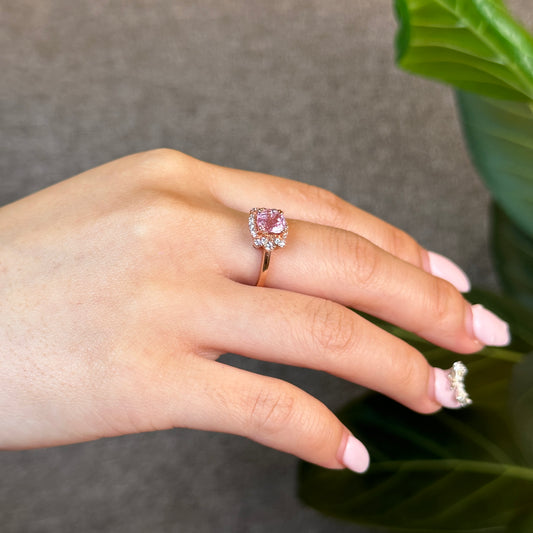 Bague spinelle rose clair taille Cushon en or rose 10 carats avec pierre blanche entourant un style élégant taille 1,7