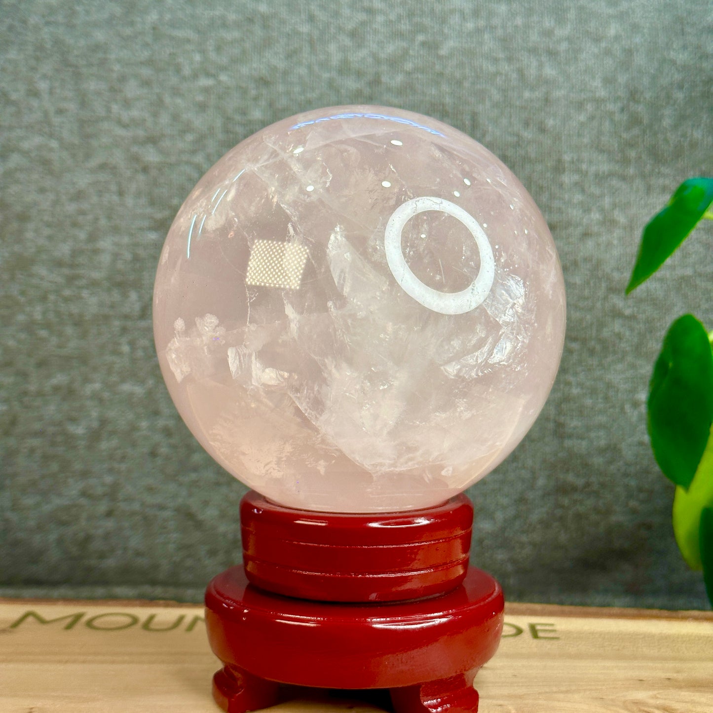 Sphère de quartz rose avec support