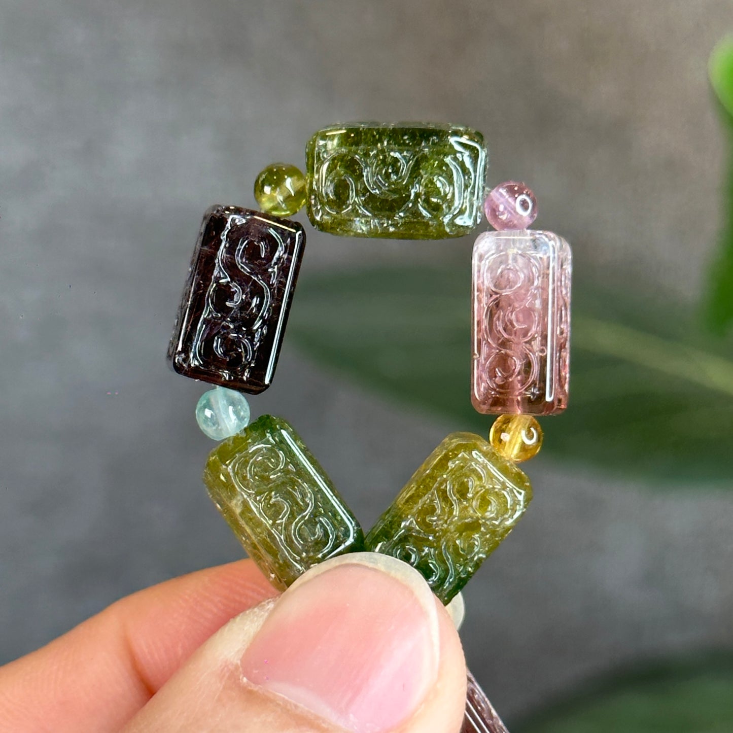 Rainbow Tourmaline Nhu Y Lu Thong Bracelet sculpté Taille 14 mm