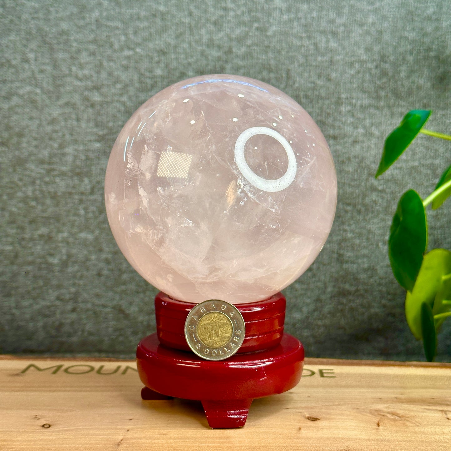 Sphère de quartz rose avec support