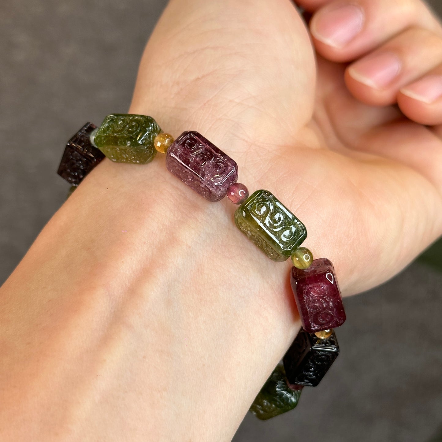 Rainbow Tourmaline Nhu Y Lu Thong Bracelet sculpté Taille 14 mm