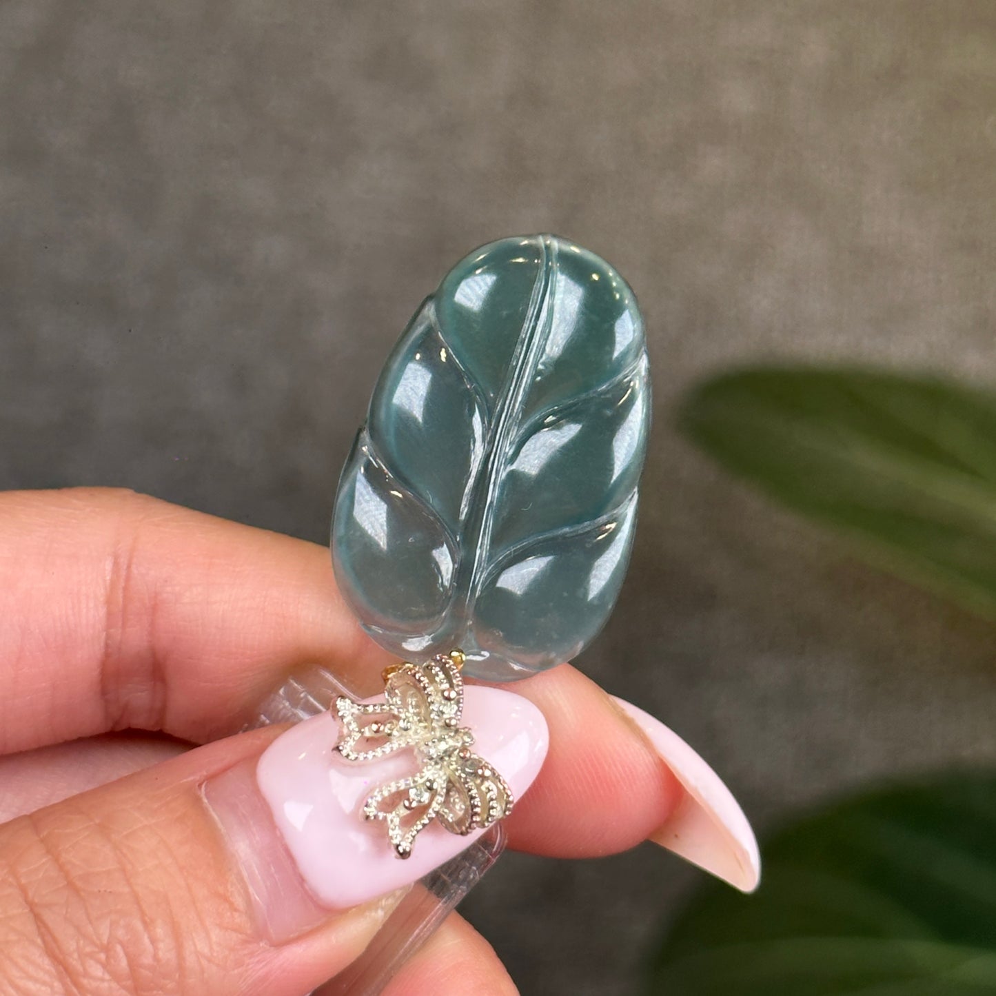 Pendentif en jade jadéite feuille verte d'eau glacée avec crochet en or jaune 18 carats