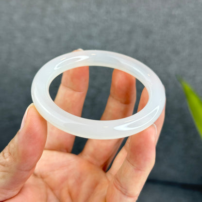 Bracelet jonc calcédoine ivoire style baguette taille 53 mm
