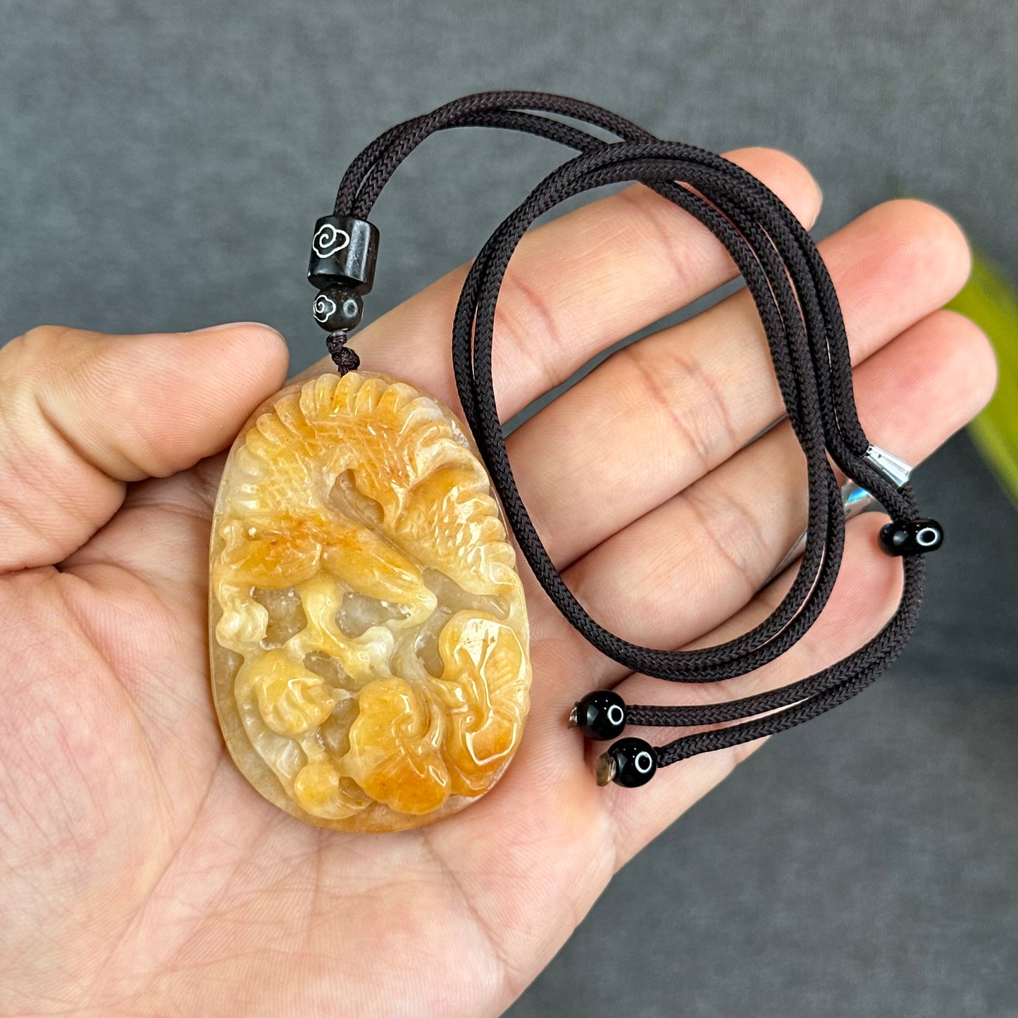 Pendentif aigle sculpté en jadeite orange