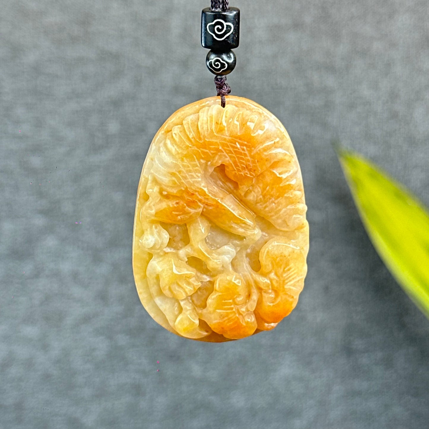 Pendentif aigle sculpté en jadeite orange