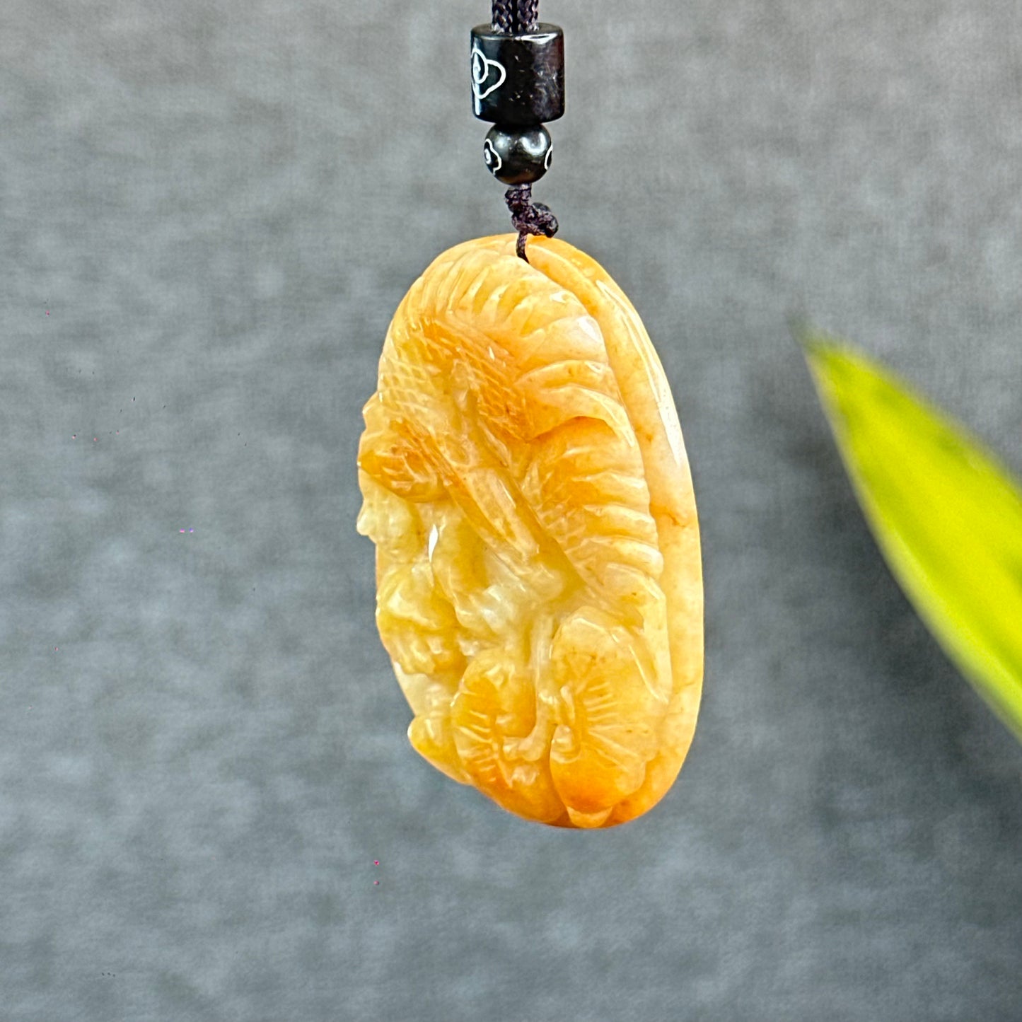 Pendentif aigle sculpté en jadeite orange