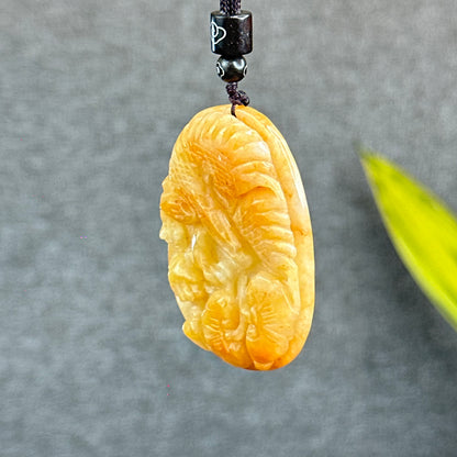 Pendentif aigle sculpté en jadeite orange