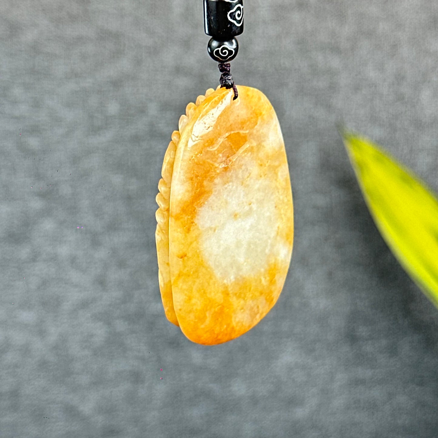 Pendentif aigle sculpté en jadeite orange