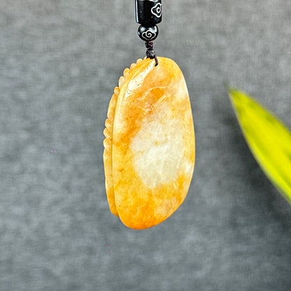 Pendentif aigle sculpté en jadeite orange