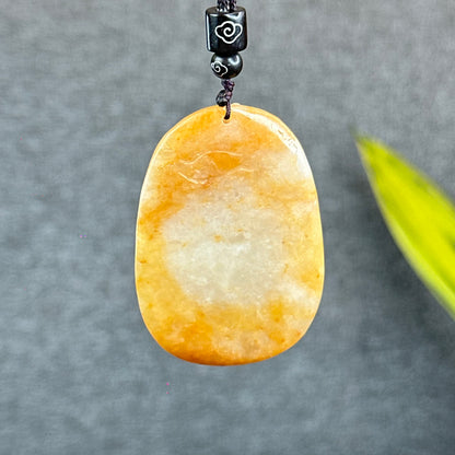 Pendentif aigle sculpté en jadeite orange