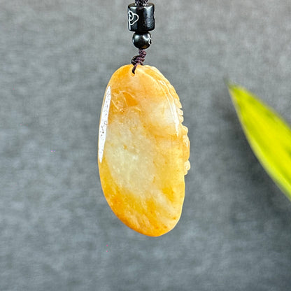 Pendentif aigle sculpté en jadeite orange