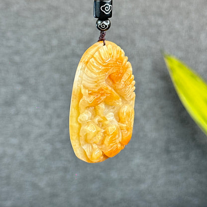 Pendentif aigle sculpté en jadeite orange