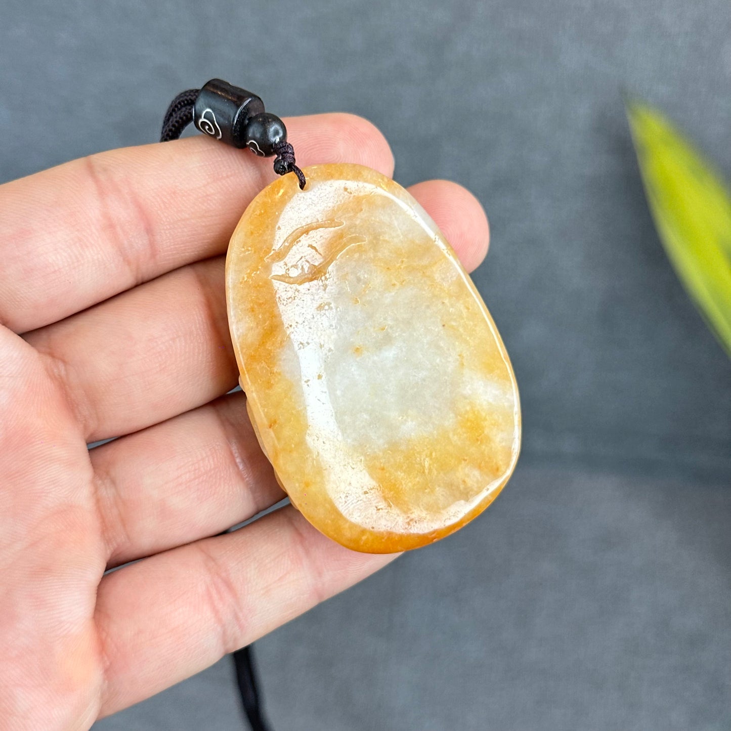 Pendentif aigle sculpté en jadeite orange