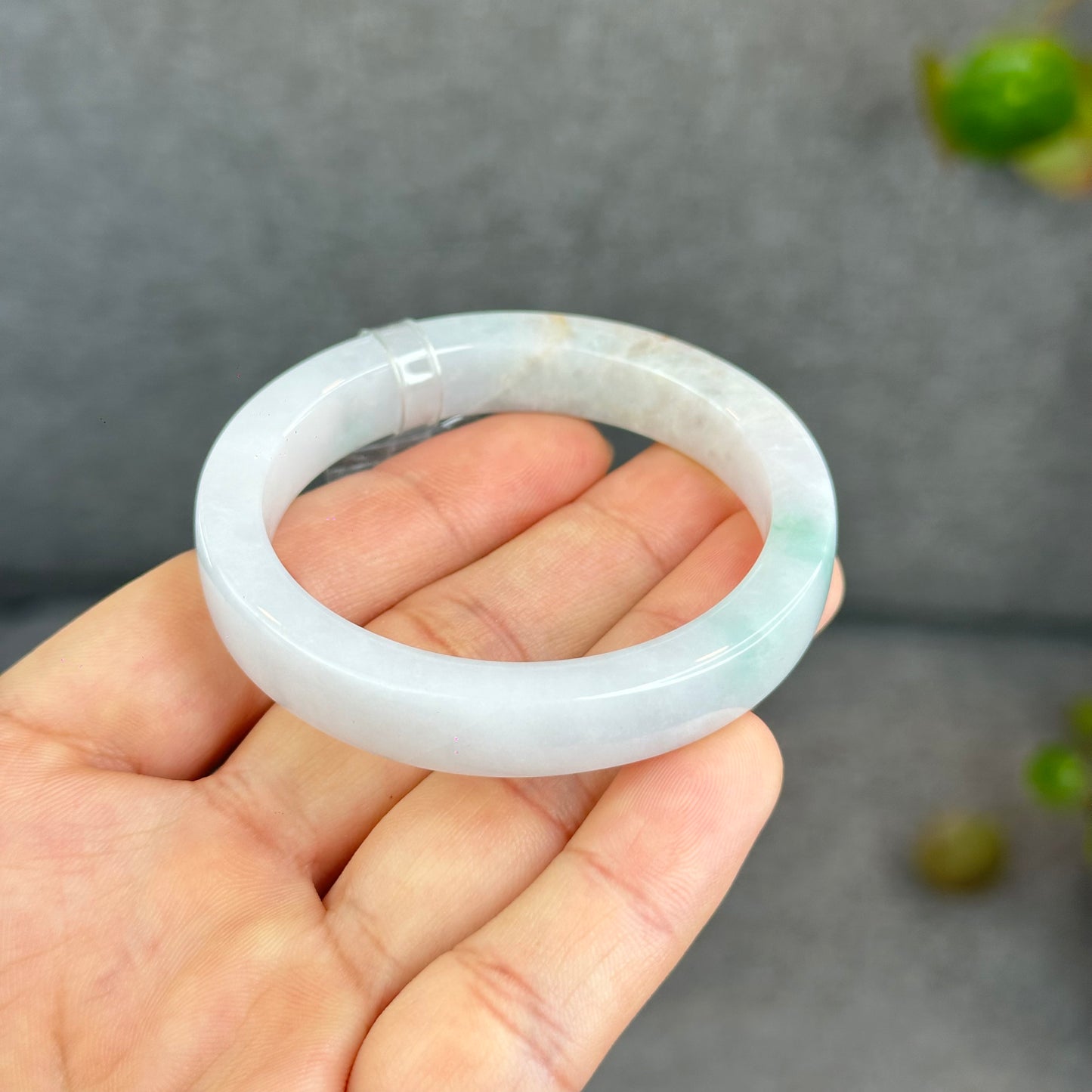 Fleur d'Oranger Touche de Jadéite Verte Bracelet Jade Style Carré Taille 50 mm