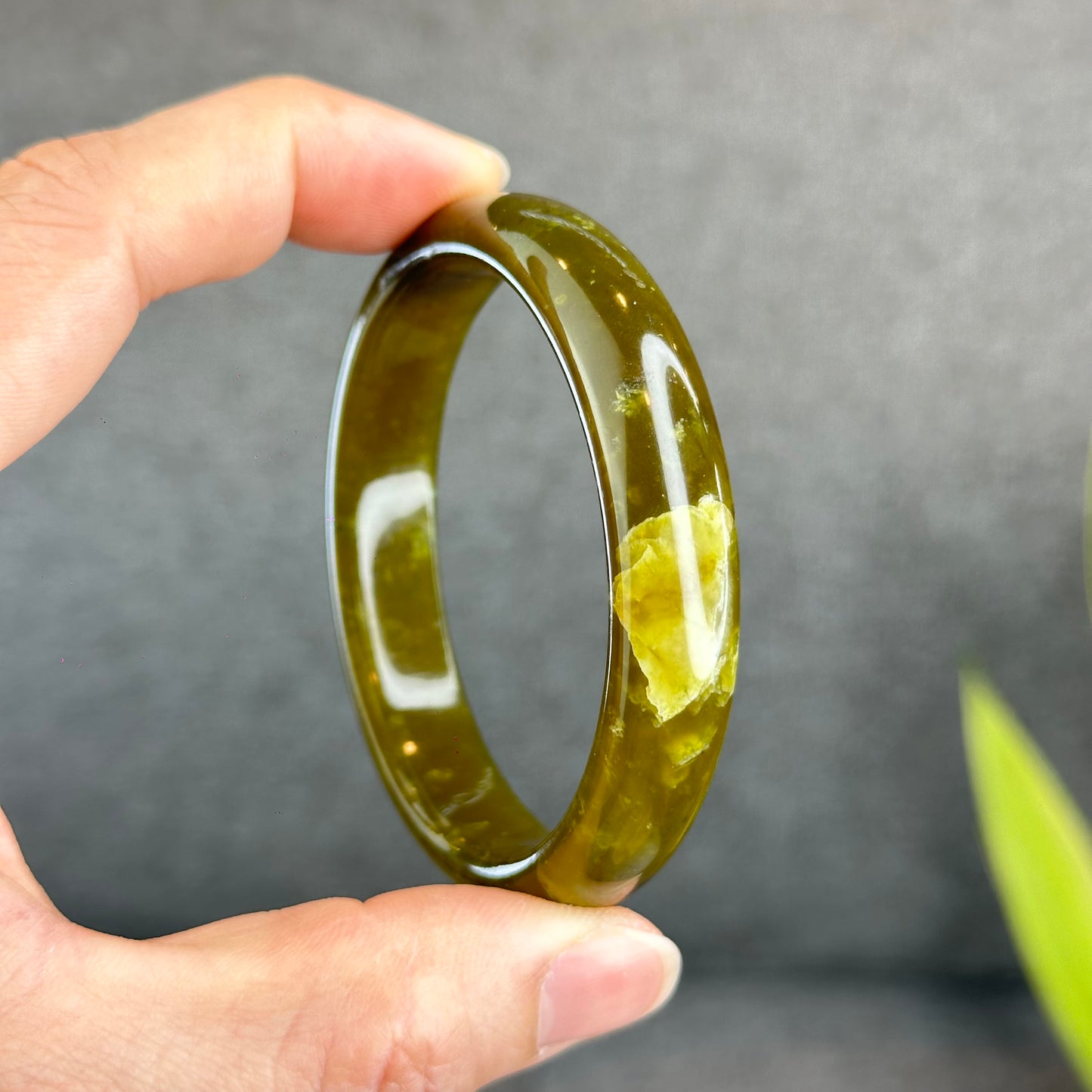 Natural Serpentine Bangle Leaf Style Size 57 mm