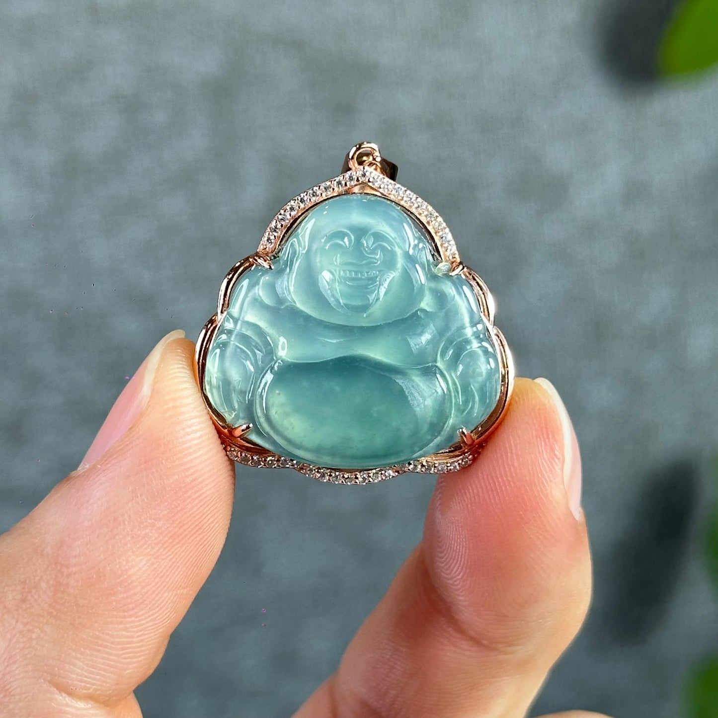 Pendentif en jade jadéite Happy Buddha vert d'eau clair dans un cadre plaqué or rose argent avec sertissage en pierre blanche