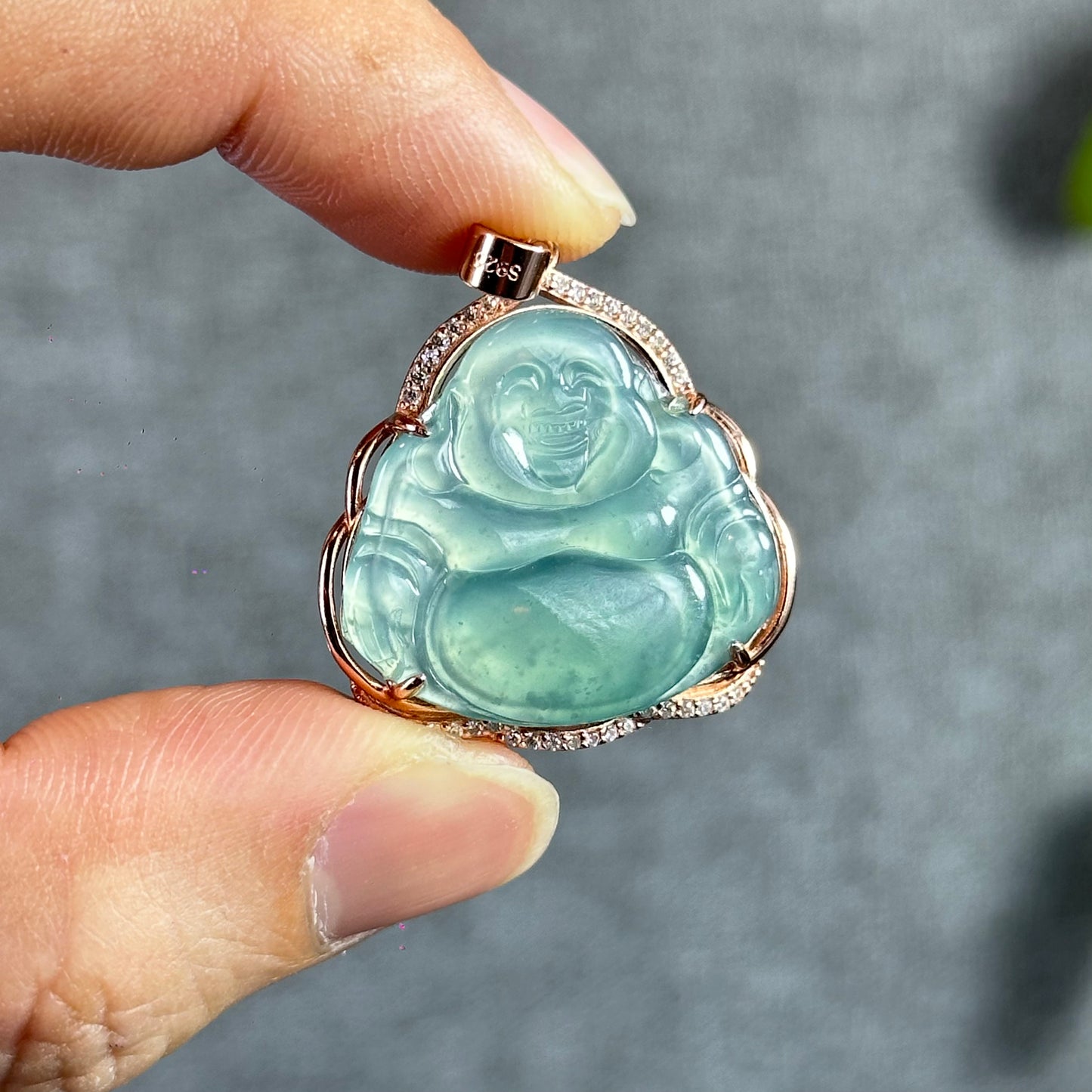 Pendentif en jade jadéite Happy Buddha vert d'eau clair dans un cadre plaqué or rose argent avec sertissage en pierre blanche