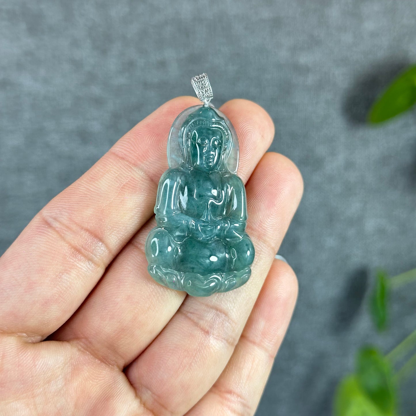 Pendentif en jade jadéite Quan The Am Buddha vert d'eau glacée avec crochet en or blanc 18 carats