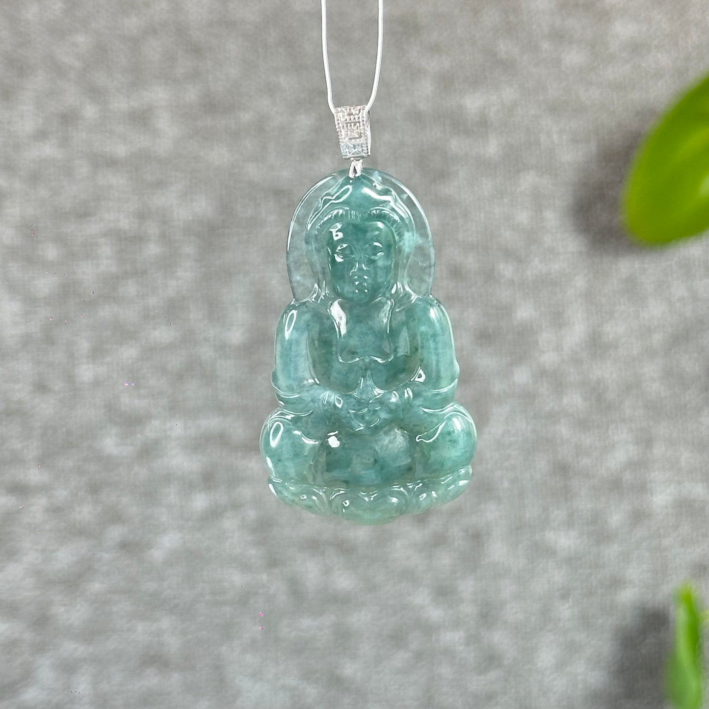 Pendentif en jade jadéite Quan The Am Buddha vert d'eau glacée avec crochet en or blanc 18 carats