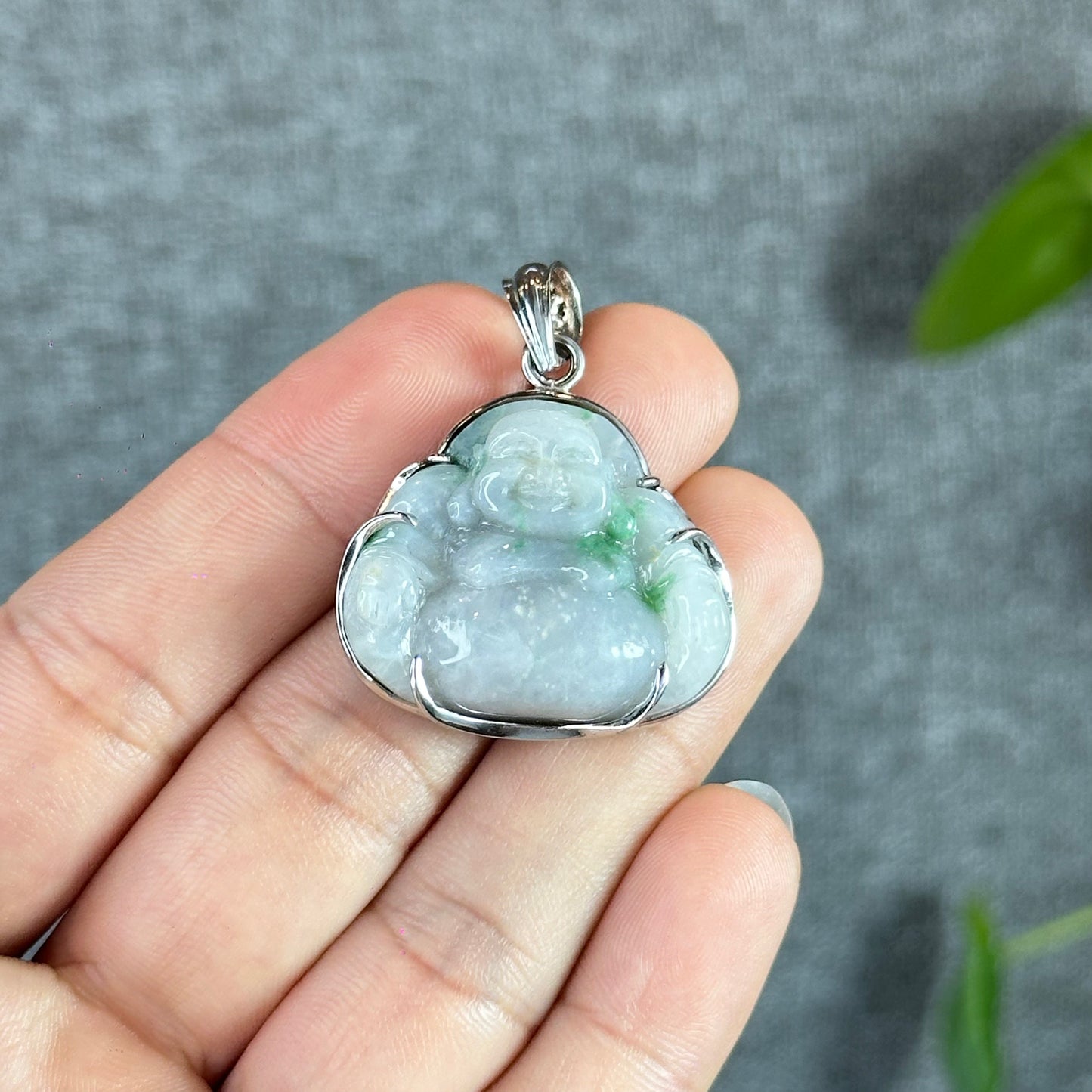 Happy Buddha Sculpture à la main en jadéite vert clair avec pendentif Bouddha en or blanc 10 carats