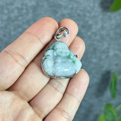 Happy Buddha Sculpture à la main en jadéite vert clair avec pendentif Bouddha en or blanc 10 carats