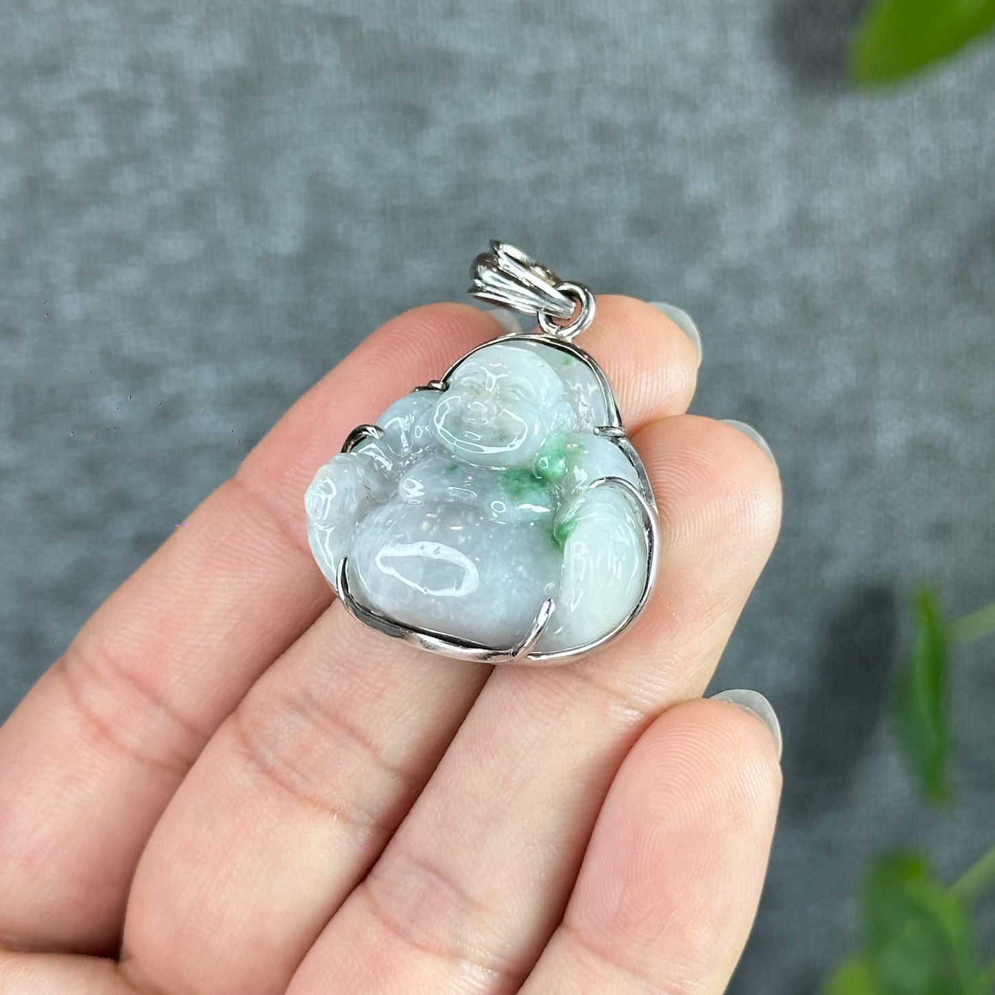 Happy Buddha Sculpture à la main en jadéite vert clair avec pendentif Bouddha en or blanc 10 carats