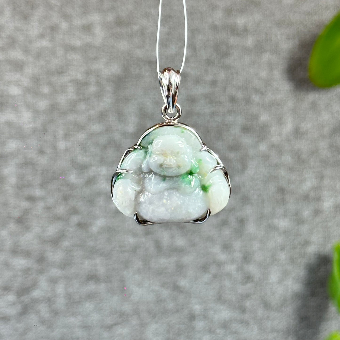 Happy Buddha Sculpture à la main en jadéite vert clair avec pendentif Bouddha en or blanc 10 carats