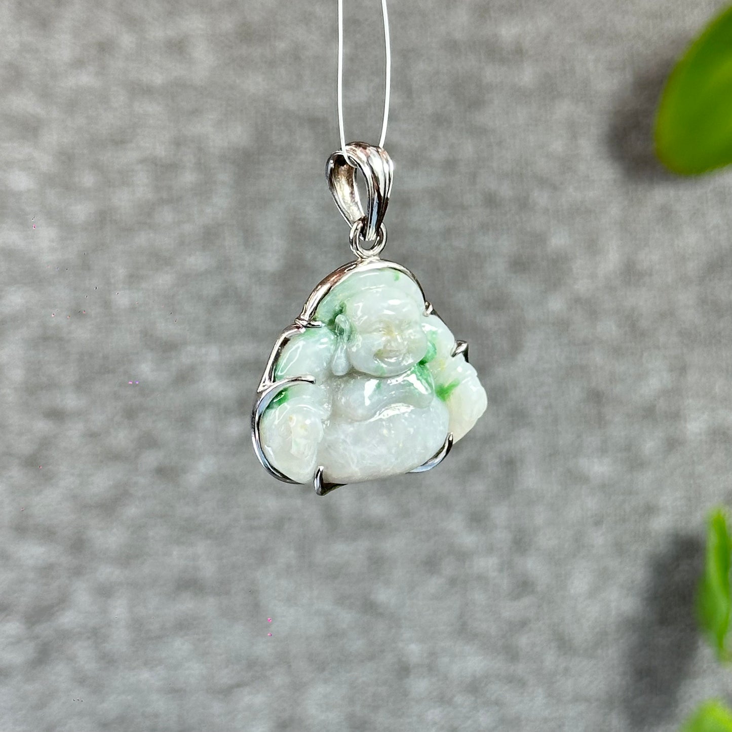 Happy Buddha Sculpture à la main en jadéite vert clair avec pendentif Bouddha en or blanc 10 carats