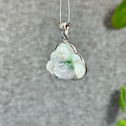 Happy Buddha Sculpture à la main en jadéite vert clair avec pendentif Bouddha en or blanc 10 carats