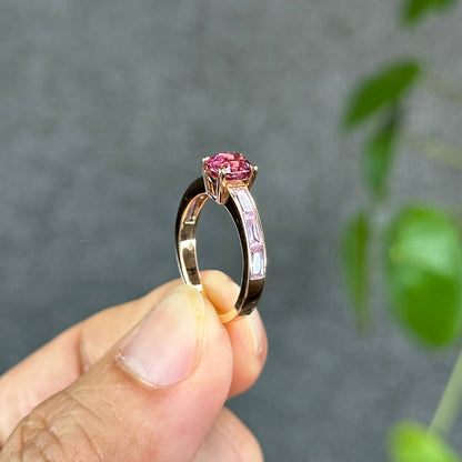 Bague spinelle rose en or rose 14 carats avec pierre seau rose de chaque côté, taille 1,6