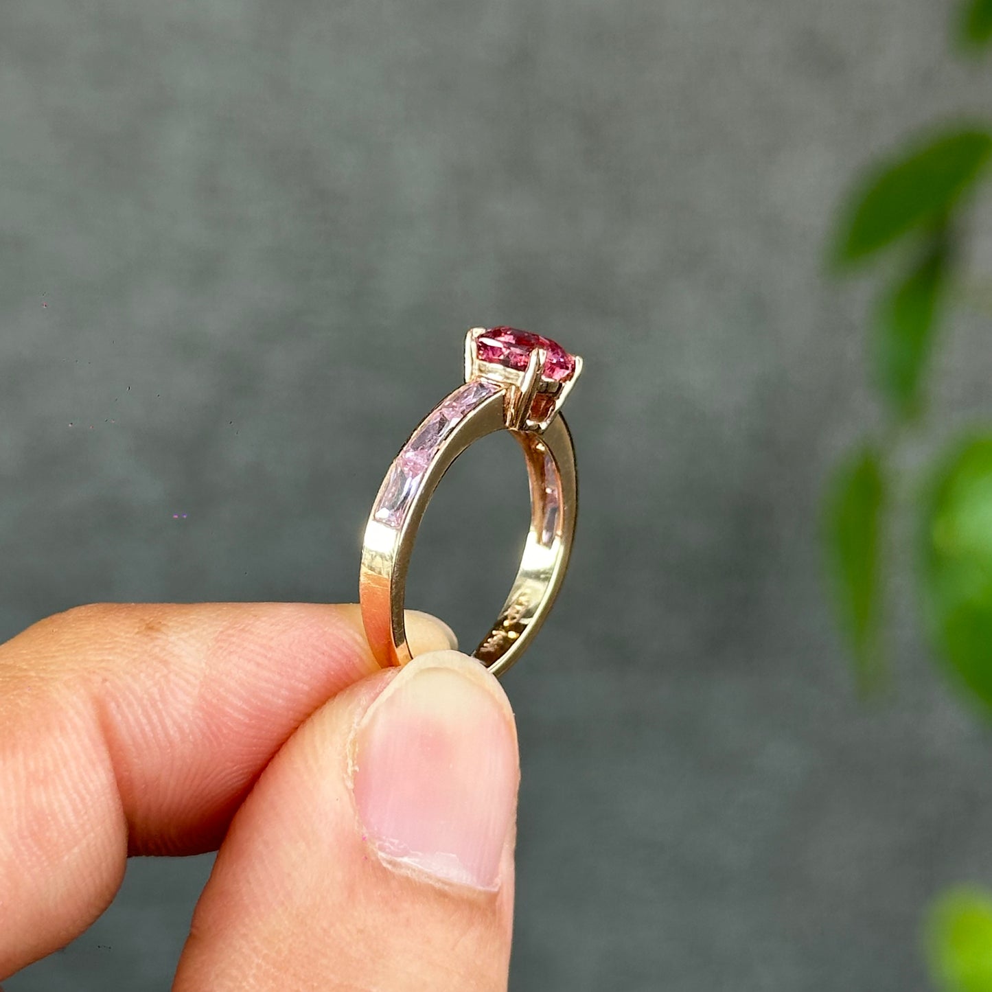 Bague spinelle rose en or rose 14 carats avec pierre seau rose de chaque côté, taille 1,6