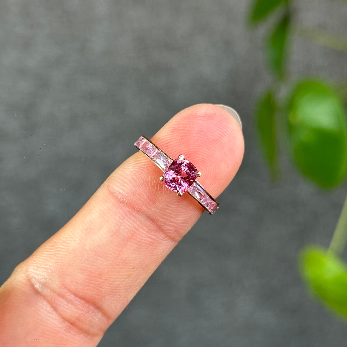 Bague spinelle rose en or rose 14 carats avec pierre seau rose de chaque côté, taille 1,6