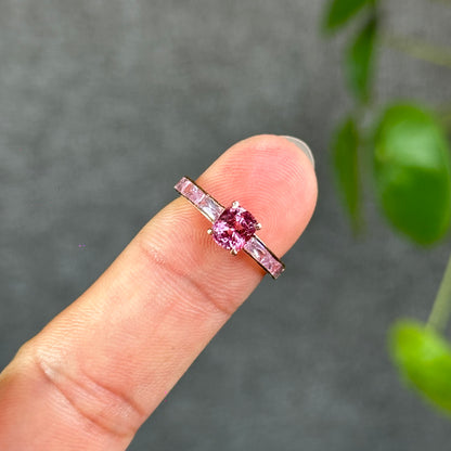 Bague spinelle rose en or rose 14 carats avec pierre seau rose de chaque côté, taille 1,6