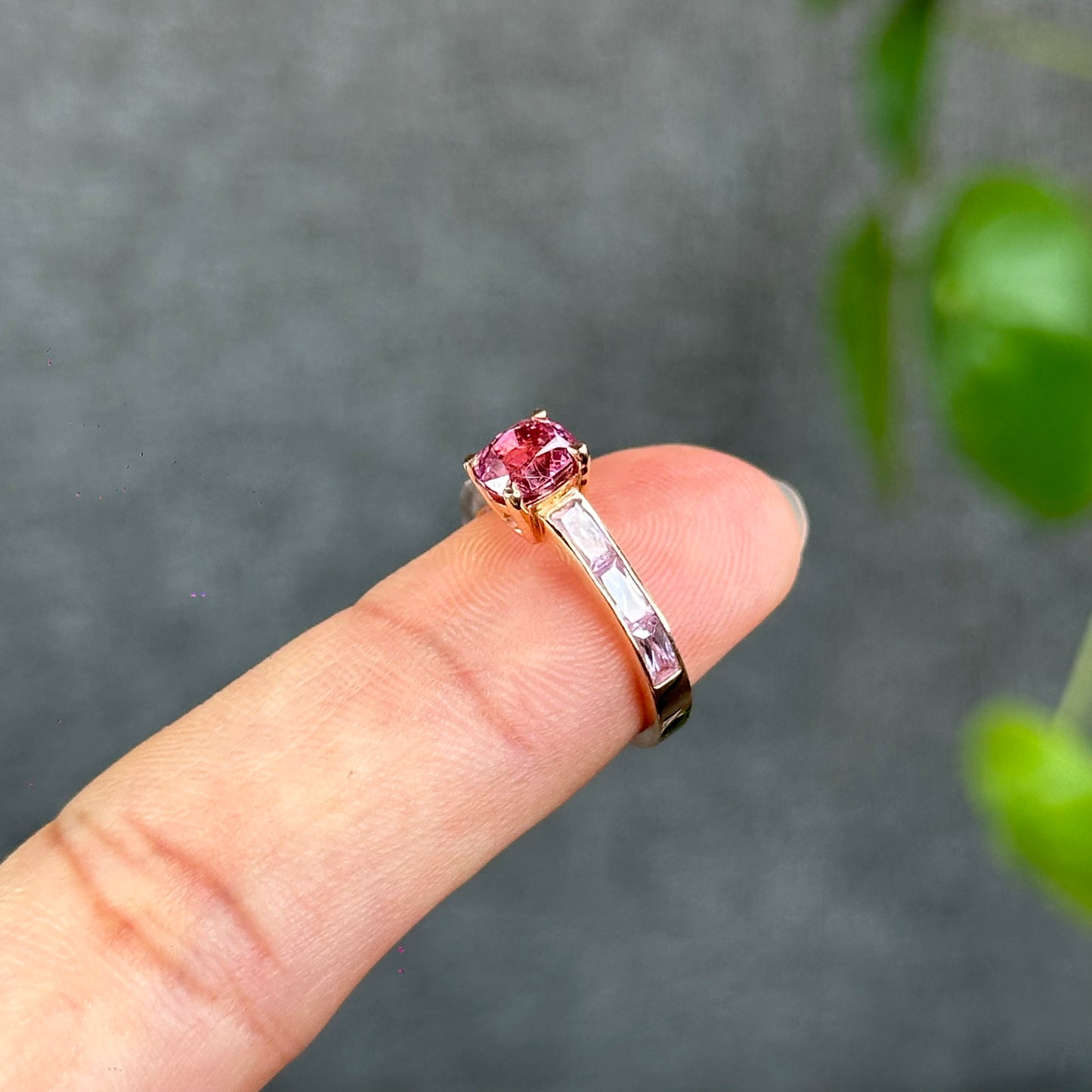 Bague spinelle rose en or rose 14 carats avec pierre seau rose de chaque côté, taille 1,6