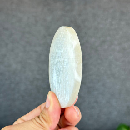 Natural Blue Flash-White Moonstone Palm Stone