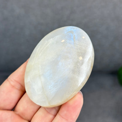 Natural Blue Flash-White Moonstone Palm Stone