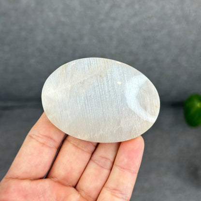 Natural Blue Flash-White Moonstone Palm Stone
