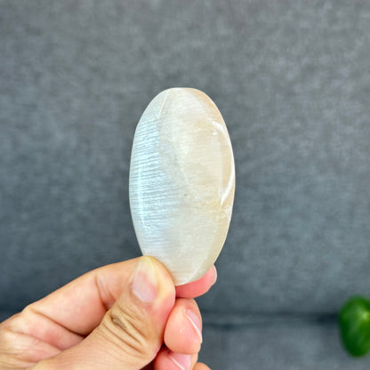 Natural Blue Flash-White Moonstone Palm Stone