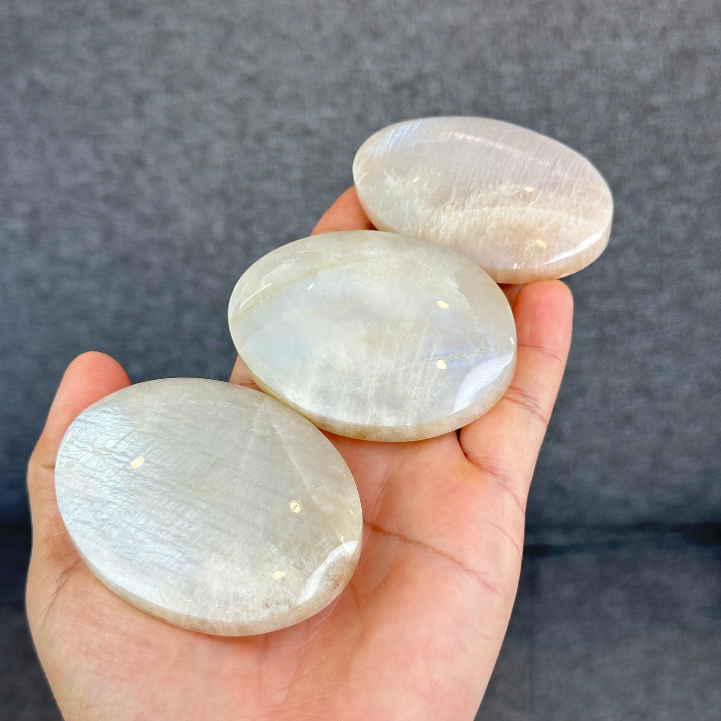 Natural Blue Flash-White Moonstone Palm Stone