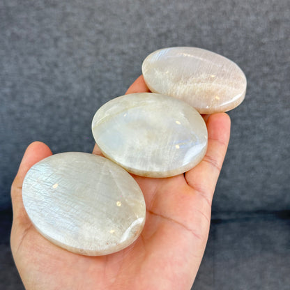 Natural Blue Flash-White Moonstone Palm Stone