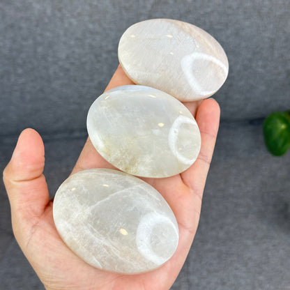 Natural Blue Flash-White Moonstone Palm Stone