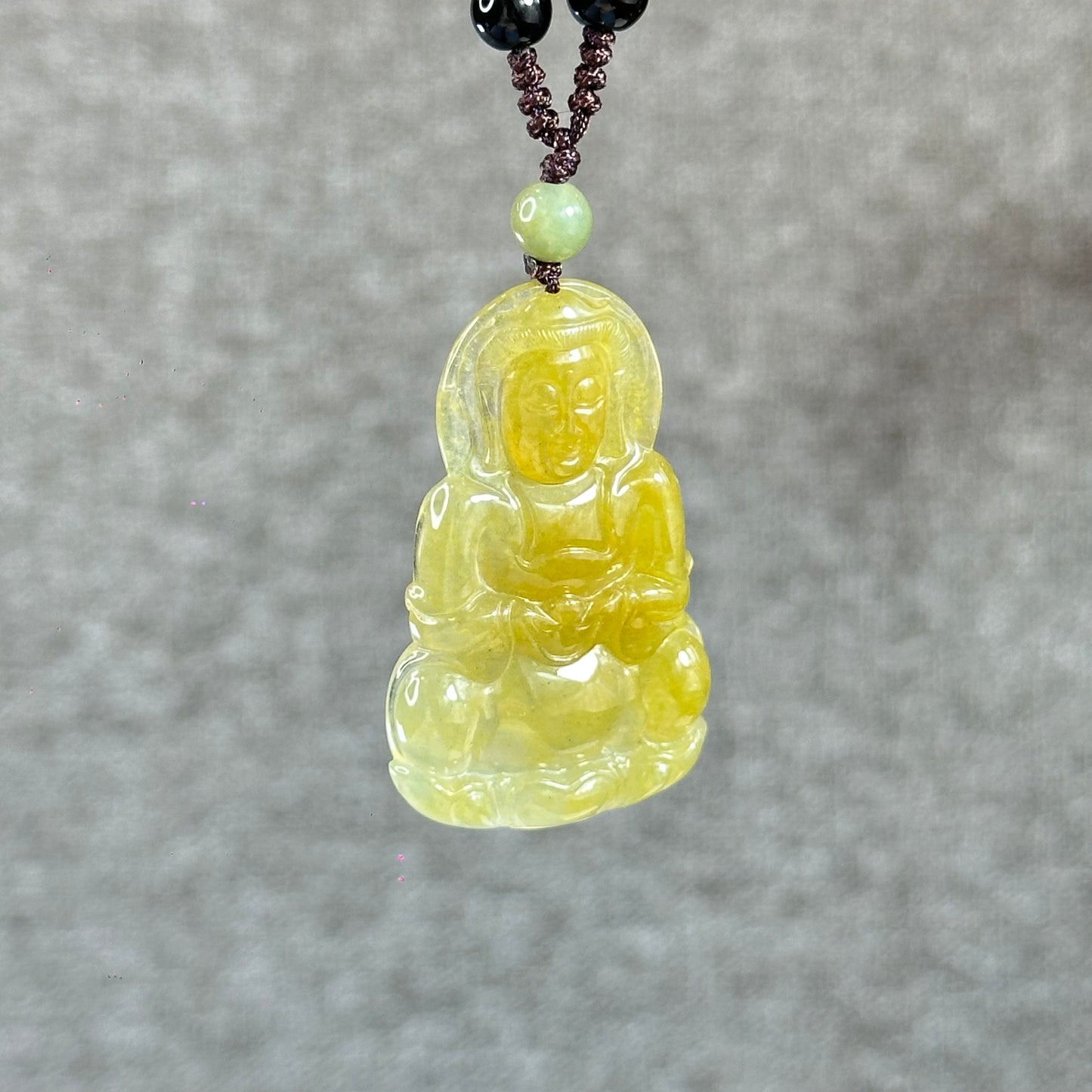 Quan The Am Buddha Pendentif en jade de jadéite doré translucide sur collier à cordes noires
