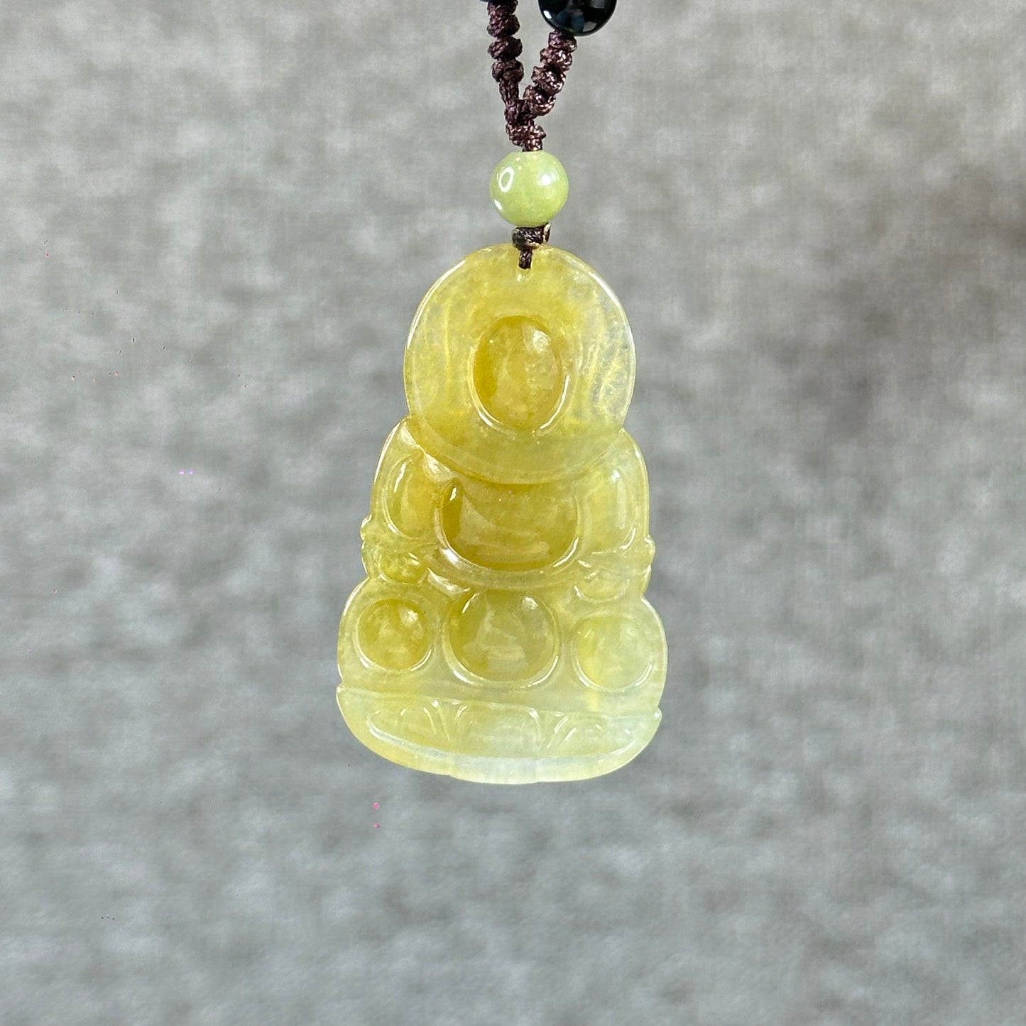 Quan The Am Buddha Pendentif en jade de jadéite doré translucide sur collier à cordes noires