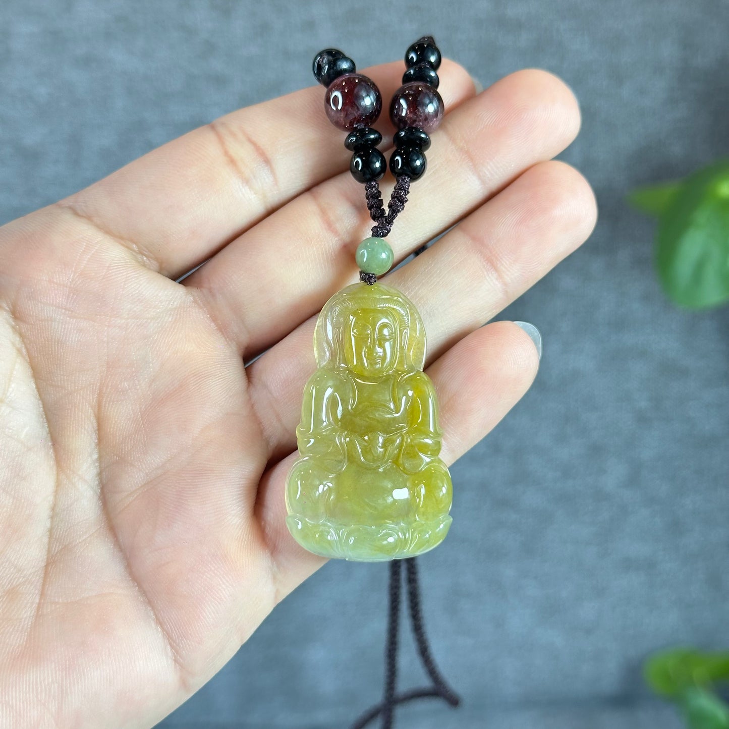 Quan The Am Buddha Pendentif en jade de jadéite doré translucide sur collier à cordes noires