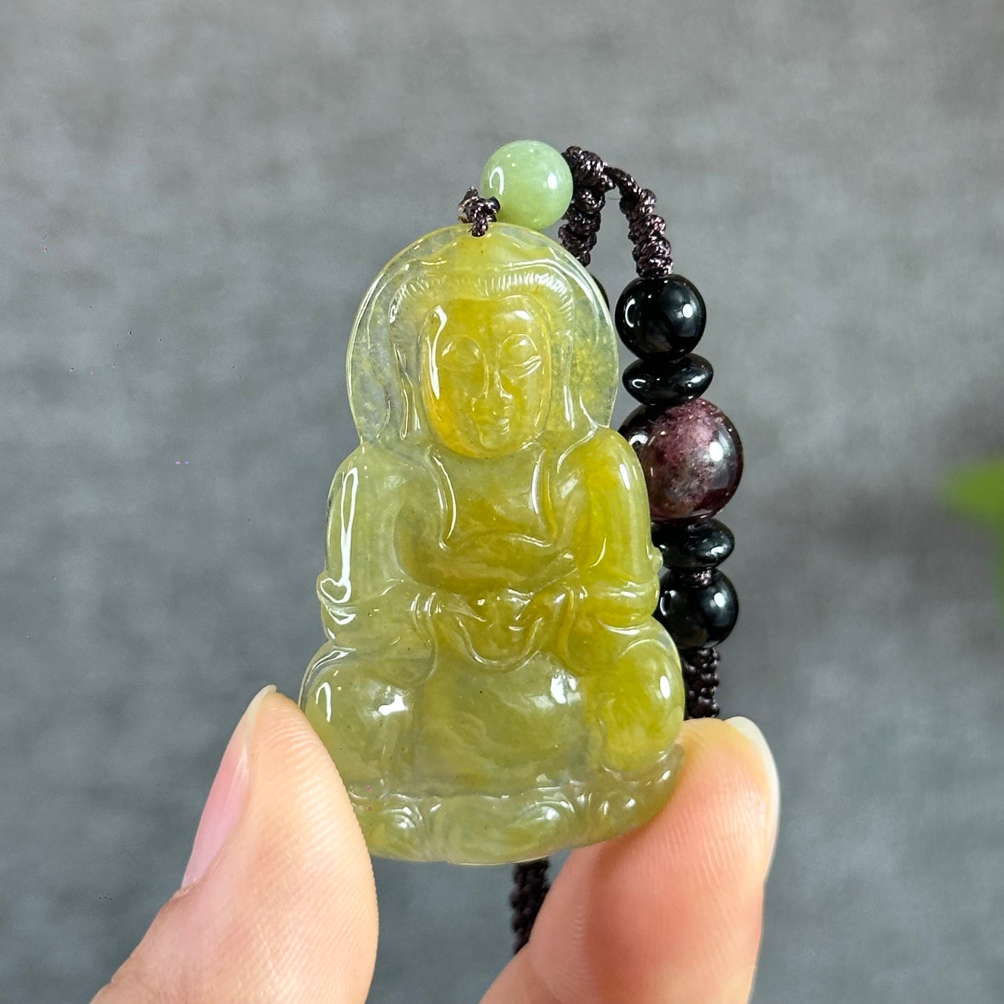 Quan The Am Buddha Pendentif en jade de jadéite doré translucide sur collier à cordes noires
