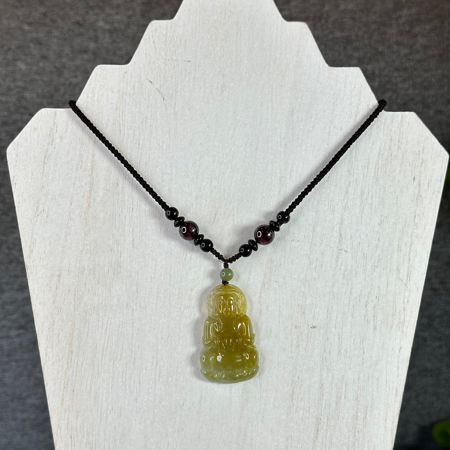 Quan The Am Buddha Pendentif en jade de jadéite doré translucide sur collier à cordes noires
