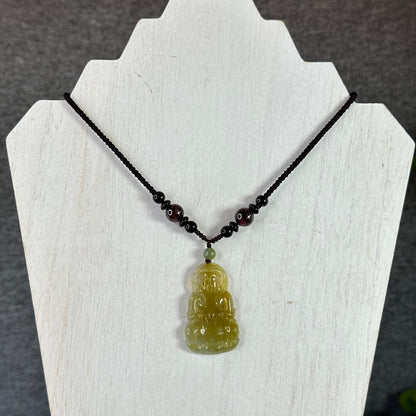 Quan The Am Buddha Pendentif en jade de jadéite doré translucide sur collier à cordes noires