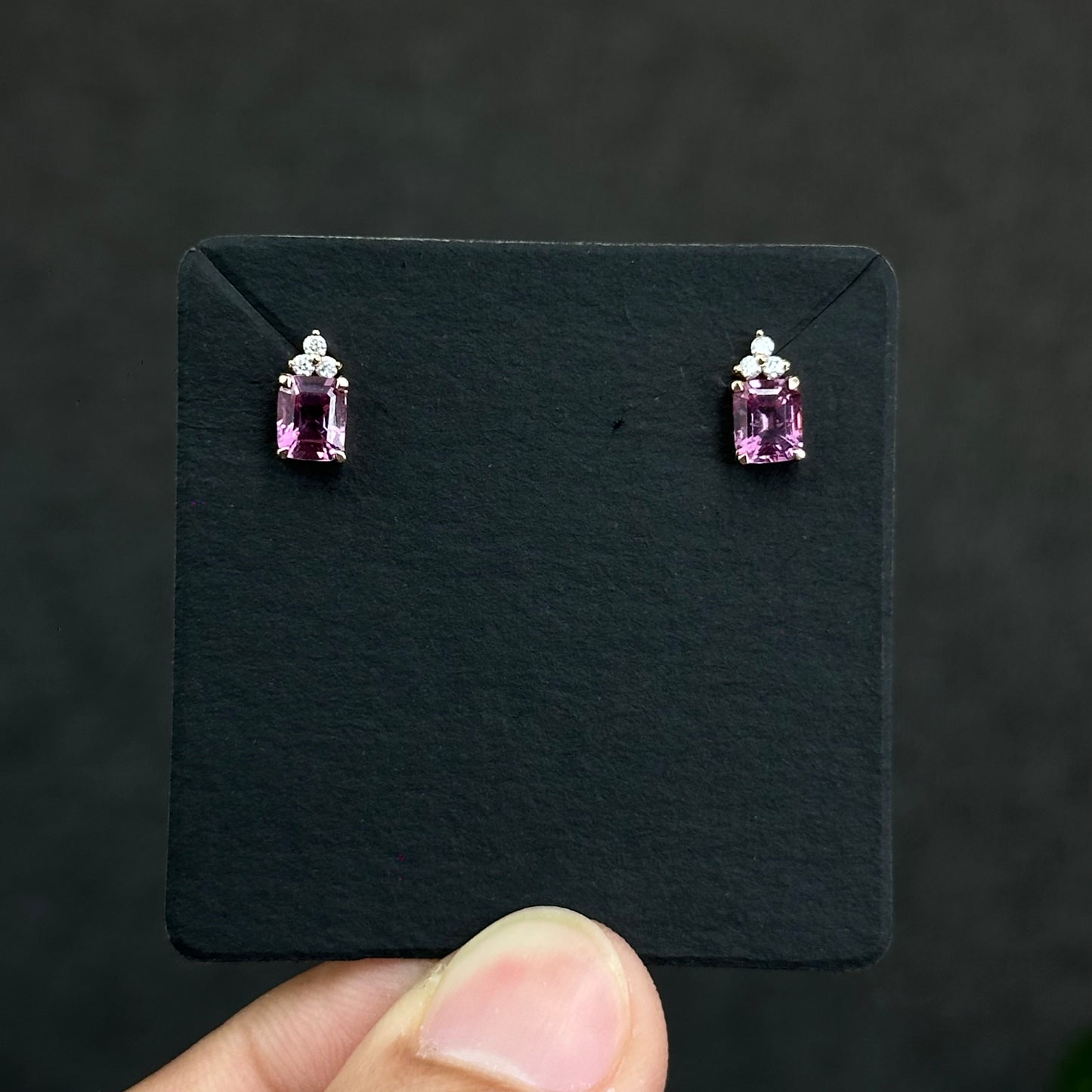 Boucles d'oreilles rectangulaires en spinelle rose et moissanite sur monture en or rose 14 carats