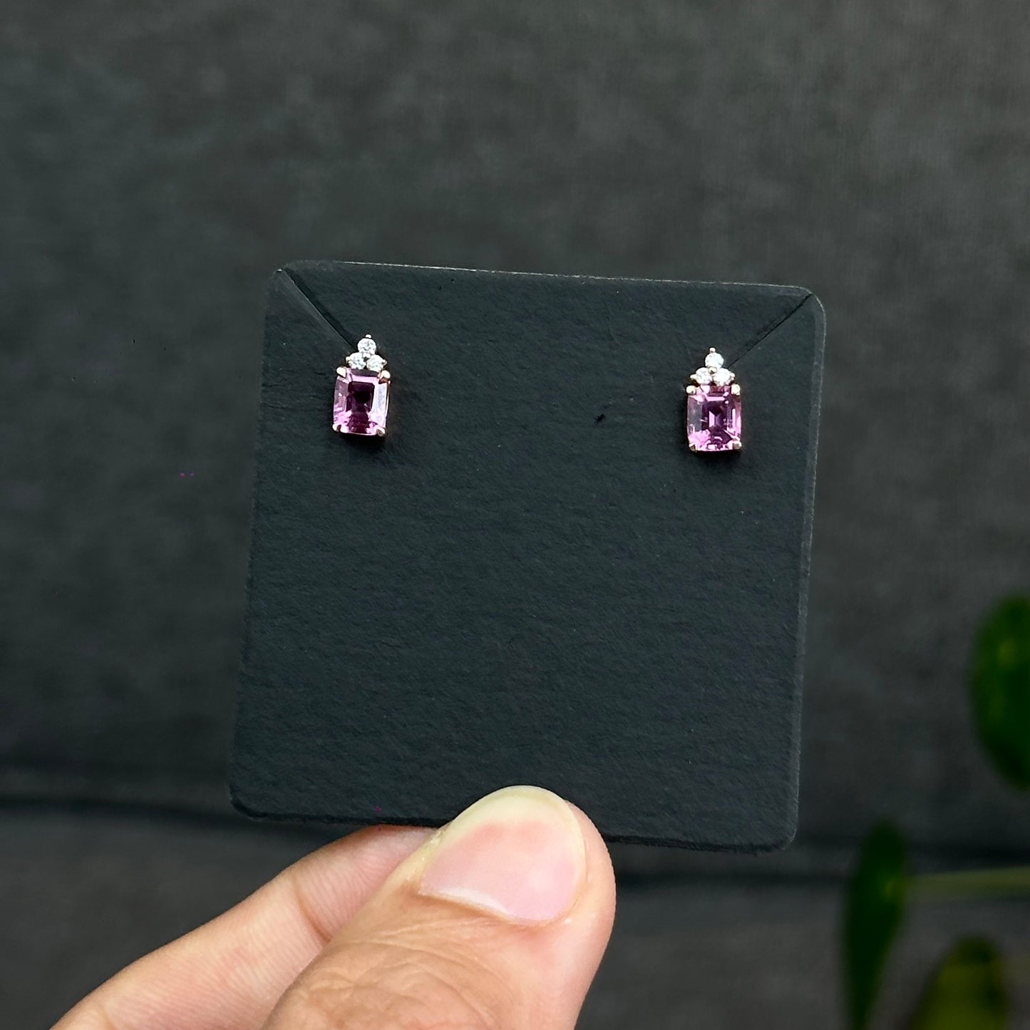 Boucles d'oreilles rectangulaires en spinelle rose et moissanite sur monture en or rose 14 carats